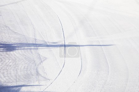 gros plan d'une piste enneigée couverte tôt le matin pour le ski et le snowboard. Loisirs