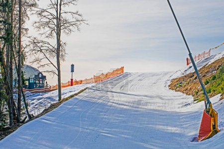 piste enneigée fermée tôt le matin pour le ski et le snowboard. Loisirs