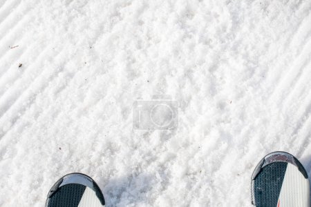 skieur sur une piste de ski et de snowboard tôt le matin avec des traces de bottes. Loisirs