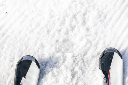 skieur sur une piste de ski et de snowboard tôt le matin avec des traces de bottes. Loisirs