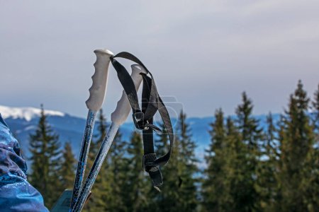 Skistöcke auf einem Skihang an einem sonnigen Tag. Aktive Erholung