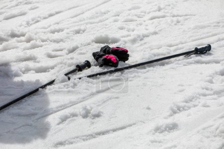 Skier mit Handschuhen auf nassem, losem Schnee am Hang an einem sonnigen Tag. Freizeit