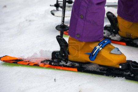 Foto de Botas de esquí con esquís en una pista nevada.Ocio activo - Imagen libre de derechos