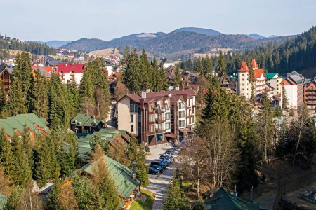 Foto de Construcción de hoteles y casas cerca de las montañas. estación de esquí recreación activa - Imagen libre de derechos