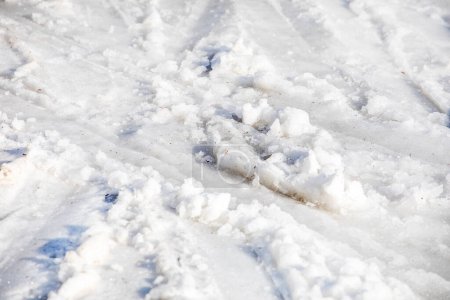 fondo abstracto nieve húmeda en la pista de esquí