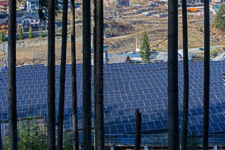 Sonnenkollektoren in einem Skigebiet. Energiesparen und aktive Erholung
