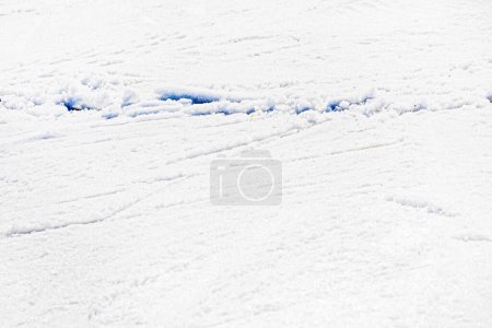 abstrakter Hintergrund nasser Schnee auf der Skipiste