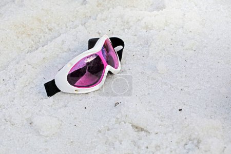masque de ski rose pour les filles sur neige mouillée. Vacances actives en famille