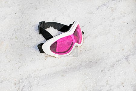 masque ski rose sur neige mouillée. Vacances actives en famille