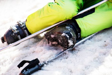 Téléchargez les photos : Jeune skieur repose sur une pente enneigée par une journée ensoleillée. vacances scolaires. Loisirs actifs - en image libre de droit
