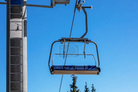 Nahaufnahme von Skiliften vor dem Hintergrund eines blauen Himmels mit Wolken. Skigebiet Aktive Erholung