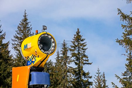 generador de nieve en una pista de esquí en un día soleado. Vacaciones activas agradables y seguras