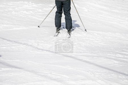 Skifahrer auf der Piste vor der Abfahrt. Aktive Erholung