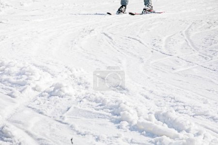 skieur sur la pente avant la descente. loisirs actifs