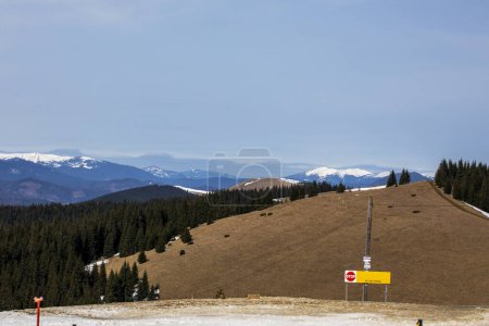Schneebedeckte Berggipfel an einem sonnigen Tag in einem Skigebiet. Wellnessurlaub mit der Familie