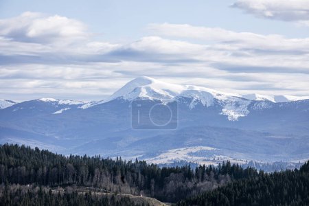 picos nevados de montaña en un día soleado en una estación de esquí. Vacaciones de bienestar con familia