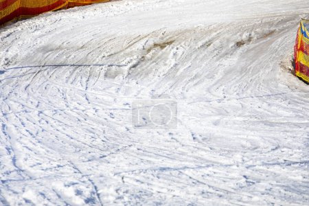 esquiadores en una pista de nieve para principiantes en un día soleado. recreación activa