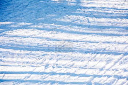 Skifahrer auf einem Schneehang für Anfänger an einem sonnigen Tag. Aktive Erholung