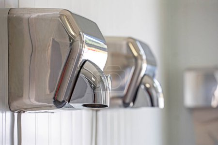 Téléchargez les photos : Moderne sèche-mains dans la salle de toilettes. Tendances du design moderne - en image libre de droit