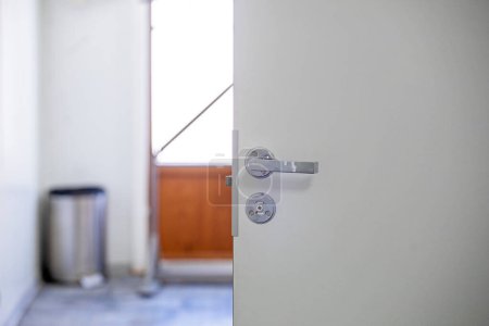 Nahaufnahme des Türschlosses zum Toilettenraum. Reparatur und Zuverlässigkeit