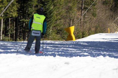 patrulla de esquí desciende desde la ladera. recreación activa segura