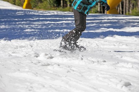 primer plano de un snowboarder que baja por la pendiente. recreación activa segura