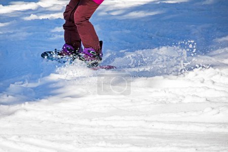 gros plan d'un snowboarder descendant la pente. loisirs actifs et sécuritaires