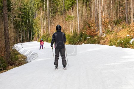 Skihang von Skifahrern an einem sonnigen Tag. Blick von oben. Aktive Freizeit, Schulferien