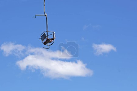 Beobachtungsstuhl auf einem flachen Lift hoch in den Himmel. leisur