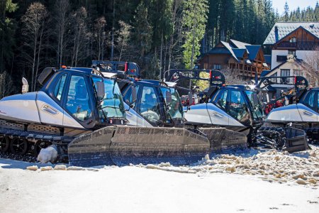 Spezialausrüstung für die Bearbeitung von Pisten zum Skifahren und Snowboarden. sichere aktive Erholung