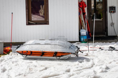 Medizinische Schlitten auf einem Abfahrtshang zum Trampeln von Abfahrtsläufern und Snowboardern. Aktive und sichere Erholung