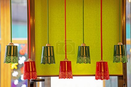 lámparas decorativas en colores rojo y verde en un interior moderno