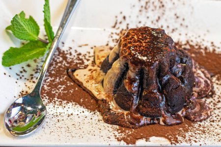 Schokoladenfondant mit Eis von oben. leckere Desserts