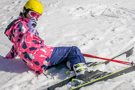 Der junge Skifahrer ruht sich auf einem Skihang aus. Aktive Erholung. Gesunder Lebensstil
