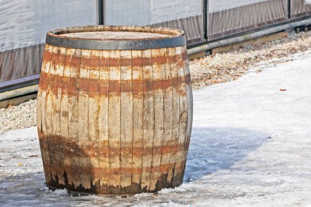 riesige Holzfässer für Getränke im Schnee. Landwirtschaft und Weinherstellung