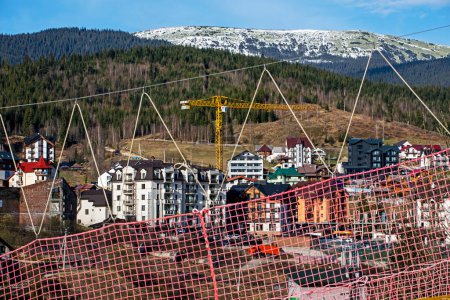 complexe de construction moderne dans une région montagneuse, une station de ski. Aménagement paysager