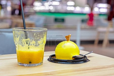 Orangenkuchen mit Orangensaft auf dem Tisch. Imbiss