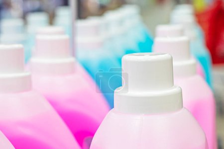 recipientes de plástico con una solución química para la limpieza, lavado de suelos, automóviles y otros artículos para el hogar en el supermercado