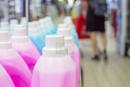 Kunststoffbehälter mit chemischer Lösung zum Reinigen, Waschen von Fußböden, Autos und anderen Haushaltsgegenständen im Supermarkt