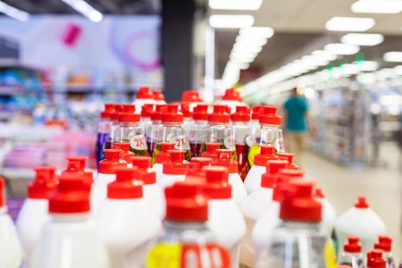 Kunststoffbehälter mit chemischer Lösung zum Reinigen, Waschen von Fußböden, Autos und anderen Haushaltsgegenständen im Supermarkt
