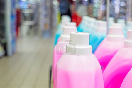 recipientes con una solución química para la limpieza, lavado de suelos, automóviles y otros artículos para el hogar en el supermercado