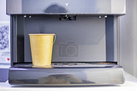 Maschine mit Einweg-Pappbecher zur Weiterverarbeitung von grünem Tee. Ökologie der Umwelt