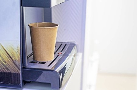 máquina de bebidas con tazas de cartón desechables de procesamiento secundario. Ecología del medio ambiente
