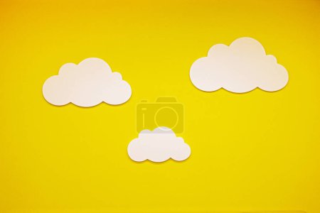 dekorativer gelber Hintergrund mit weißen Wolken. Kinderdekorationen für Feiertage, Krankenhäuser und andere Institutionen