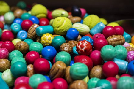 jalea multicolor y caramelos de frutas de diferentes formas. fiesta infantil