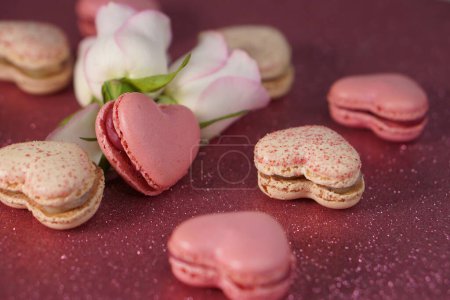 Téléchargez les photos : Romantic composition for Valentines Day, engagement ring, heart-shaped macarons - en image libre de droit