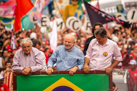 Foto de SO PAULO (SP), 29-10-2022 Lula, Alckmin y Haddad participan en una marcha en la Av. Paulista, SP, este sábado por la tarde (29) y con la participación especial del expresidente uruguayo Jos Mujica - Imagen libre de derechos