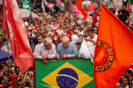 Foto de SO PAULO (SP), 29-10-2022 Lula, Alckmin y Haddad participan en una marcha en la Av. Paulista, SP, este sábado por la tarde (29) y con la participación especial del expresidente uruguayo Jos Mujica - Imagen libre de derechos