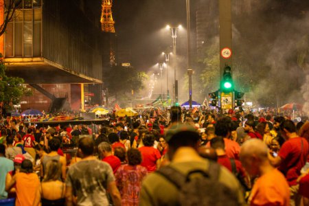 Foto de SO PAULO (SP), 30 / 10 / 2022Una multitud de votantes se reunió en la Avenida Paulista este domingo por la noche (30) para celebrar la victoria de Luiz Incio Lula da Silva (PT) a la Presidencia de la República. - Imagen libre de derechos