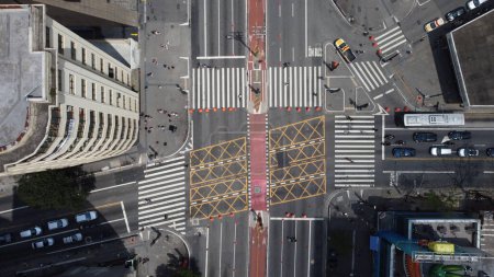 Foto de SO PAULO SP, 11 DE DICIEMBRE DE 2022, vista aérea este domingo Avenida Paulista está cerrada a vehículos y la gente practica todo tipo de deportes - Imagen libre de derechos